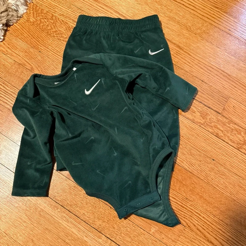 Nike Dark Green Infant Bodysuit and Shorts Set - Picture 1 of 3
